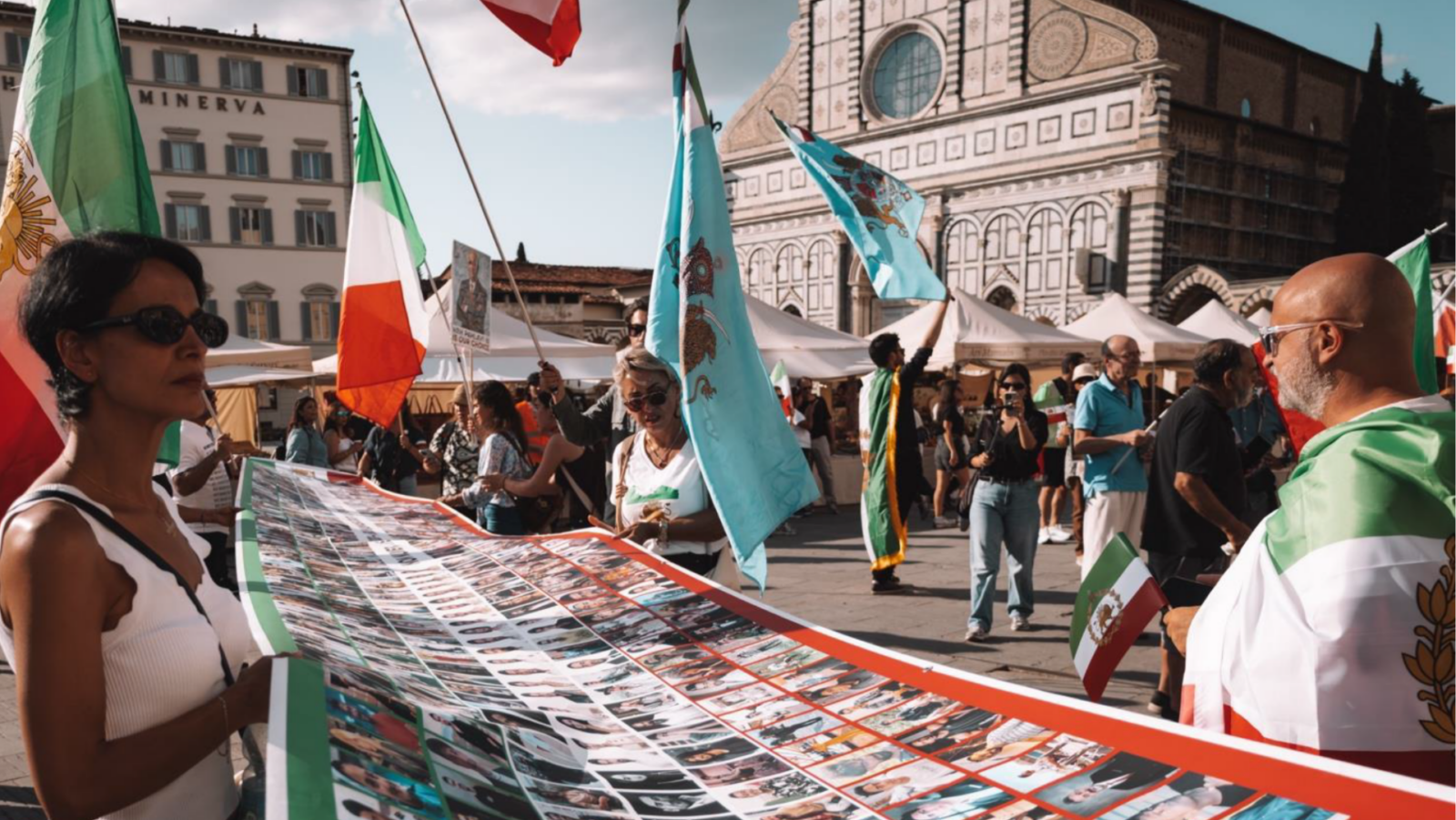 persone manifestano in piazza santa maria novella a Firenze comunità persiana