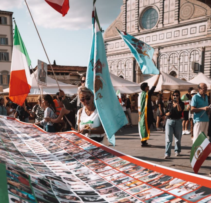 persone manifestano in piazza santa maria novella a Firenze comunità persiana
