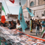persone manifestano in piazza santa maria novella a Firenze comunità persiana